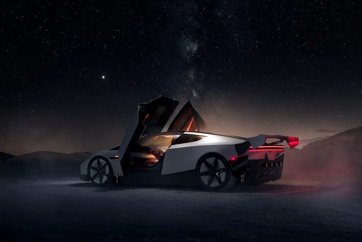 Tesla Roadster prateado com portas abertas sob céu estrelado no deserto