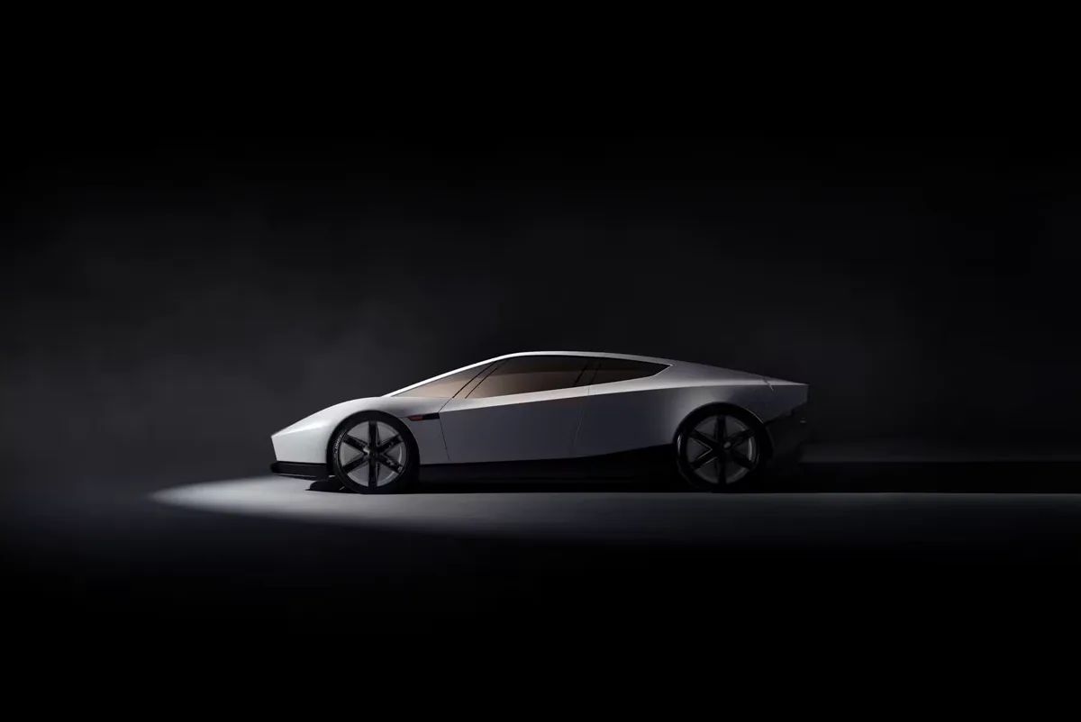 Perfil lateral do novo Tesla Roadster prateado em estúdio escuro