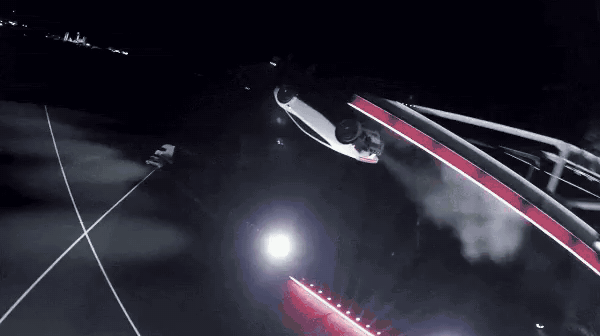 Roadster percorre rampa invertida durante a demonstração no Texas
